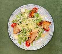 Салат Цезарь с курицей