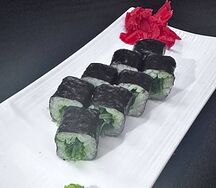 Классический ролл с салатом чука