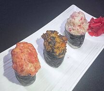 Гункан запеченный с лососем