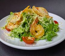 Салат Цезарь с королевской креветкой