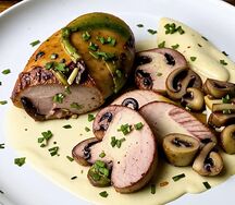 Свиные медальоны в сливочном соусе с шампиньонами