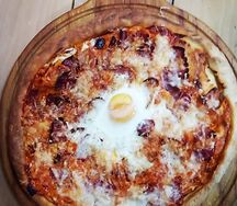 Пицца с беконом и яйцом