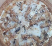 Пицца с грибами и курицей