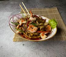 Яичная лапша с курицей в сливочном соусе
