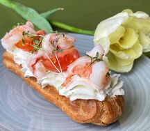 Эклер с творожным сыром, зеленью и креветками
