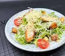 Салат Цезарь с курицей
