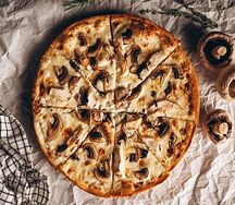 Пицца с курицей и грибами