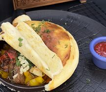Чанахи под хлебной лепешкой