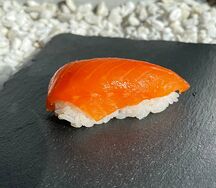 Запеченные суши с лососем