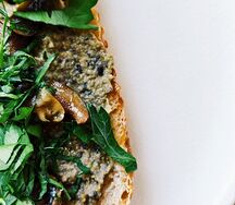 Брускетты с тапенадом и мясом улиток