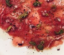 Крудо из тунца с оливковым маслом, каперсами и ялтинским луком