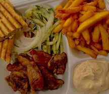 Гирос на тарелке со свининой