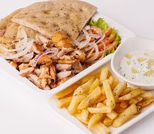 Гирос на тарелке с курицей