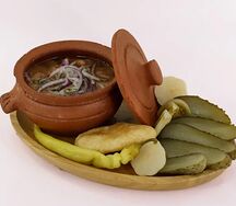 Лобио по-домашнему с соленьями