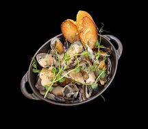 Мидии в сливочном соусе с крутонами 