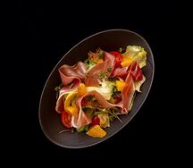 Салат с пармой и цитрусом 