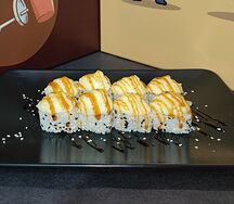 Запечённый ролл с креветкой и сыром чеддер