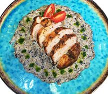 Куриное филе на подложке из сливочно-грибного соуса