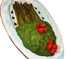 Спаржа под муссом из шпината