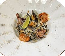 Спагетти с чернилами каракатицы и морскими обитателями