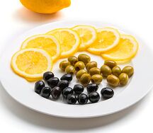 Маслины, оливки, лимон