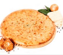 Осетинский пирог с курицей, зеленным луком и сыром