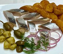 Сельдь домашнего посола с картофельными дольками