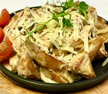 Мясная сковородка с курицей и картофельными дольками
