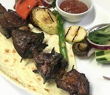 Шашлык из печени теленка с овощами гриль и соусом сацебели