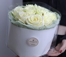 9 белых роз