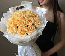 15 персиковых роз