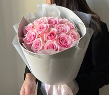 15 розовых роз