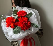 Три Красные Французские розы