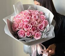 25 розовых роз
