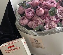 Комбо пионовидные розы и Raffaello