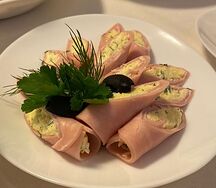 Рулетики ветчинные