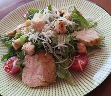 Салат Цезарь с курицей