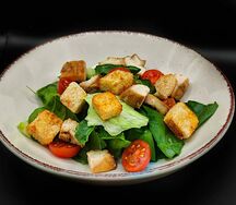 Салат Цезарь с курицей