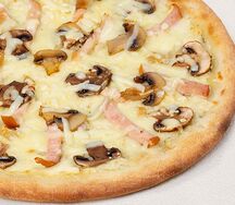 Пикантный цыпленок с сулугуни на тонком тесте 