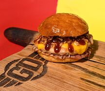 Бургер и соус BBQ с луковыми чипсами