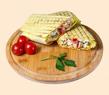 Шаурма в сырном лаваше с курицей