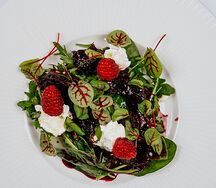 Ферментированная свекла с кремом из феты