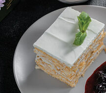 Наполеон из фермерской сметаны с соусом из лесных ягод