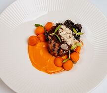 Медальон из свинины с пряным черносливом