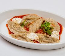 Пельмени с говядиной и крапивой на томатном креме