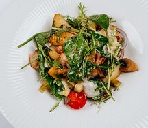 Грудинка, картофель и грибы с горчичным соусом