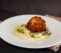 Котлета пожарская с картофельным пюре и грибным соусом