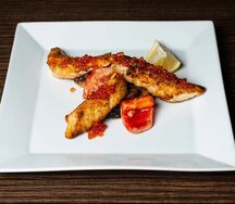 Судак жареный под лососевой икрой