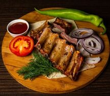 Свиные ребрышки на мангале с соусом и лавашом