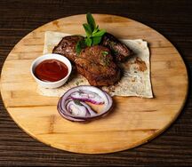 Шашлык из вырезки говядины с лавашом и соусом